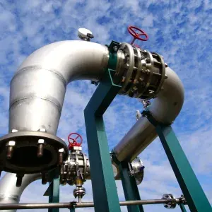Pipework manifold with isolation valves